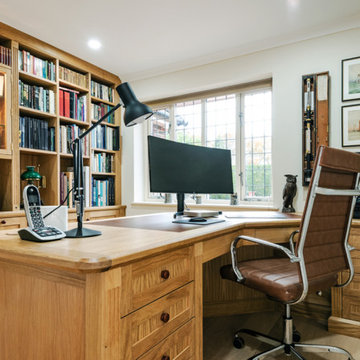 TRADITIONAL FITTED OAK HOME OFFICE AND LIBRARY