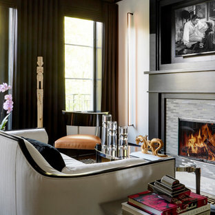 Inspiration för ett funkis allrum med öppen planlösning, med vita väggar, mellanmörkt trägolv, en standard öppen spis, en spiselkrans i trä och beiget golv