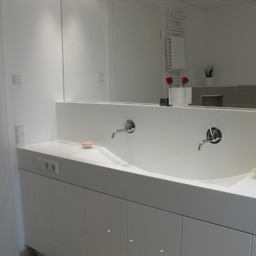 Minralwerkstoff-Waschtisch mit 120 cm breitem Wellenbecken und 2 Wandarmaturen