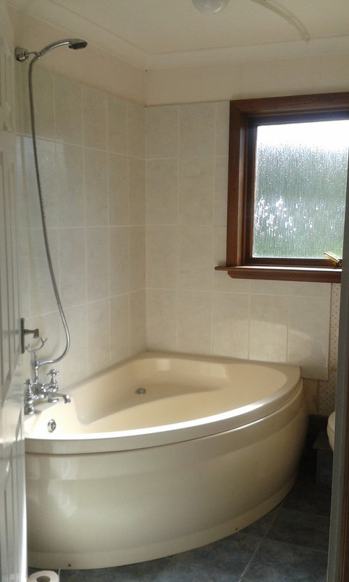 Bathroom with peach suite colour scheme to update please? Houzz UK