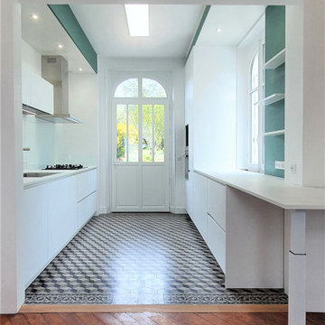 Rénovation cuisine blanche et vert menthe dans un intérieur Haussmannien