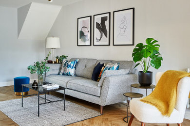 На фото: открытая гостиная комната среднего размера в современном стиле с полом из винила, разноцветным полом и серыми стенами