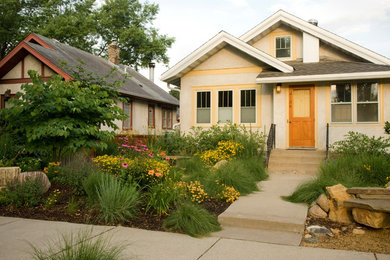 Design ideas for a traditional landscaping in Minneapolis.