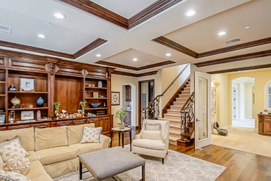 Example of a classic home office design in Los Angeles