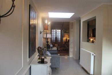 This is an example of a transitional hallway in Bordeaux.