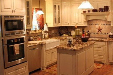 Kitchen - traditional kitchen idea in Austin