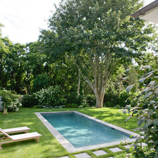 ニューヨークのトラディショナルスタイルのおしゃれなプールの写真