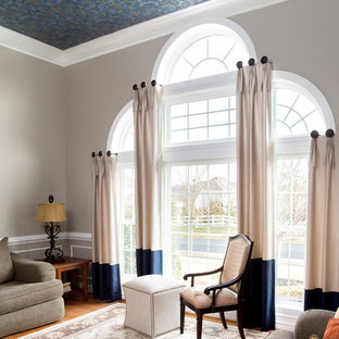 Imagen de salón para visitas abierto, mediterráneo, grande, sin chimenea y televisor, con paredes grises, suelo de madera en tonos medios y suelo marrón