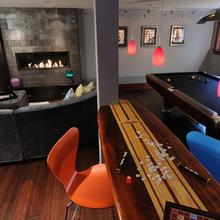 シアトルのコンテンポラリースタイルのおしゃれな地下室 (半地下 (窓あり) 、グレーの壁、竹フローリング) の写真