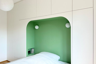 ベルリンにある中くらいなコンテンポラリースタイルのおしゃれな主寝室 (白い壁、淡色無垢フローリング、茶色い床)