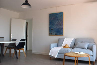 Cette image montre un grand salon méditerranéen ouvert avec un mur blanc, un sol en carrelage de céramique, aucune cheminée et un sol beige.