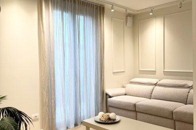 Foto di un piccolo soggiorno shabby-chic style con pareti beige e pavimento in gres porcellanato