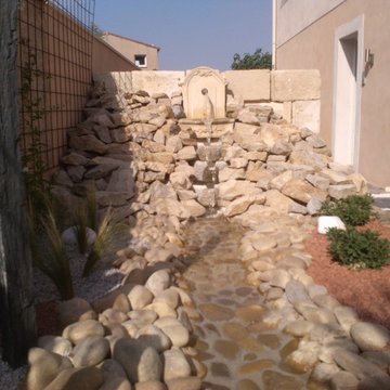 Aménagement d'un jardin sec avec terrasse et rivière