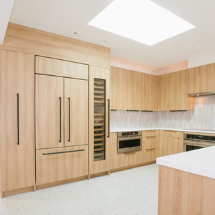 Diseño de cocina en U, minimalista, de tamaño medio, abierta, con fregadero bajoencimera, armarios con paneles lisos, puertas de armario de madera oscura, salpicadero verde, salpicadero de azulejos de cerámica, electrodomésticos de acero inoxidable, suelo de terrazo, suelo blanco y encimeras blancas