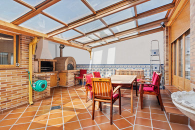 Ejemplo de patio tradicional renovado extra grande en patio trasero con suelo de baldosas y pérgola