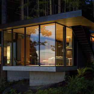 Modernes Haus mit Glasfassade und Flachdach in Seattle