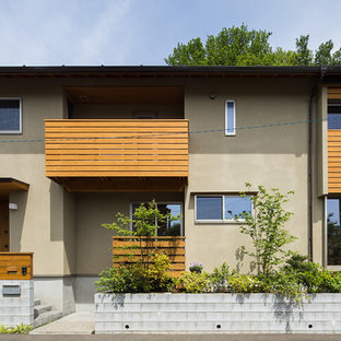 他の地域のモダンスタイルのおしゃれな家の外観 (茶色い外壁、陸屋根) の写真