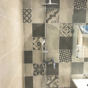 Salle de bains imitation carreaux de ciment mixés avec 30x60