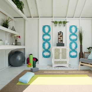 デトロイトの中サイズのシャビーシック調のおしゃれなホームジムの写真