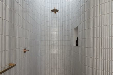 ロンドンにあるコンテンポラリースタイルのおしゃれな浴室 (白いタイル、磁器タイル) の写真