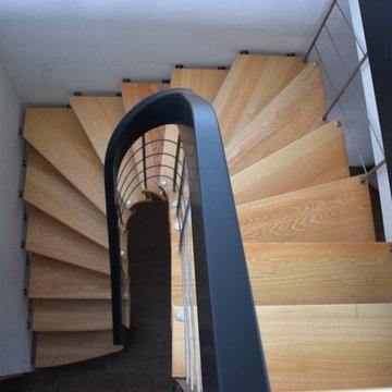 escalier suspendu main courante laquée
