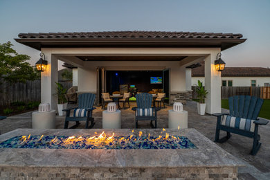 Large exterior home idea in Houston