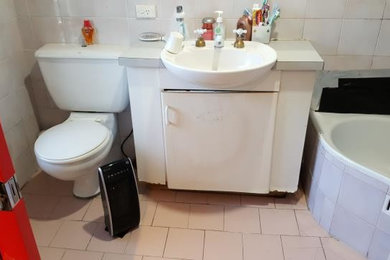 Photo of a mid-sized modern bathroom in Sydney.