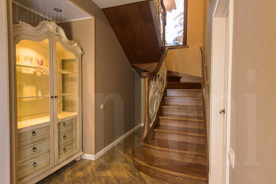 Идея дизайна: угловая деревянная лестница среднего размера в стиле модернизм с деревянными ступенями и перилами из смешанных материалов