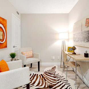 Modern inredning av ett mellanstort hemmabibliotek, med grå väggar, vinylgolv, ett fristående skrivbord och grått golv