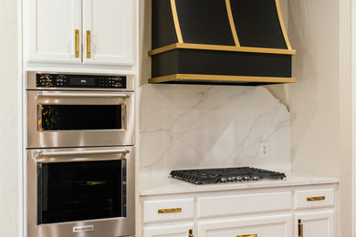 Transitional kitchen photo in Dallas
