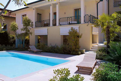 Esempio di una piscina minimalista