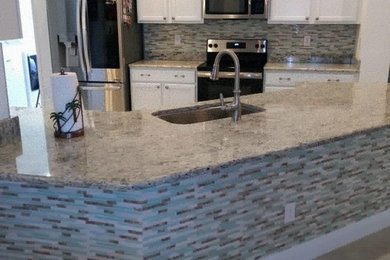 Eat-in kitchen - mid-sized contemporary l-shaped eat-in kitchen idea in Tampa with multicolored backsplash, mosaic tile backsplash and an island