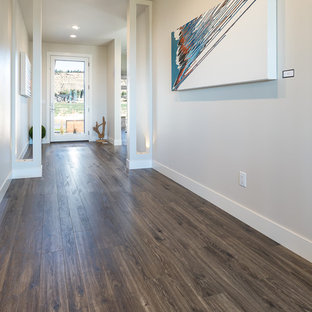 Klassisk inredning av en stor hall, med laminatgolv, grå väggar och brunt golv