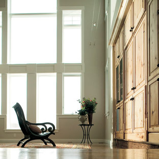 ミネアポリスのトラディショナルスタイルのおしゃれな玄関の写真