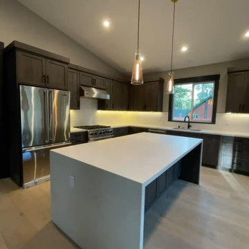 Full Open Kitchen Panorama – Large Central Island Layout