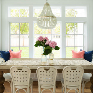 ミネアポリスの中サイズのコンテンポラリースタイルのLDKの画像 (白い壁、淡色無垢フローリング、暖炉なし、茶色い床)