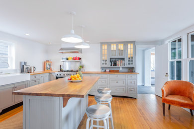 Kitchen - farmhouse kitchen idea in New York