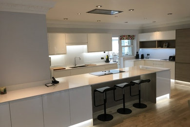 Handleless KItchen in White High Gloss and Elm