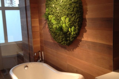 Mittelgroßes Modernes Badezimmer En Suite mit Löwenfuß-Badewanne, braunen Fliesen, Porzellanfliesen und brauner Wandfarbe in Paris