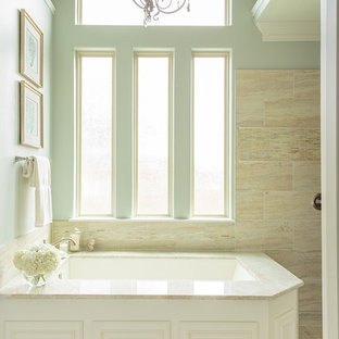 Ispirazione per una grande stanza da bagno padronale minimalista con ante con bugna sagomata, ante bianche, vasca sottopiano, piastrelle beige, piastrelle in gres porcellanato, pareti blu e pavimento in gres porcellanato