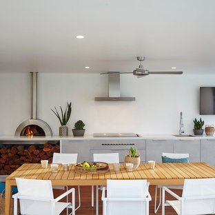 シドニーのコンテンポラリースタイルのおしゃれな裏庭のデッキ (アウトドアキッチン、張り出し屋根) の写真