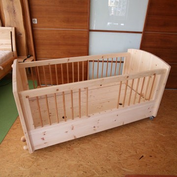 Kinderbett aus Zirbeholz