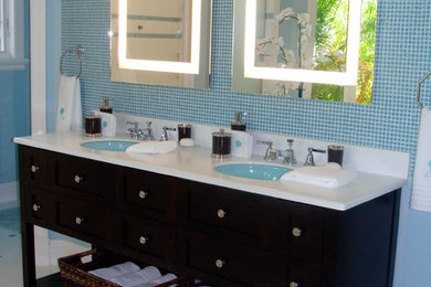Design ideas for a traditional bathroom in Miami.