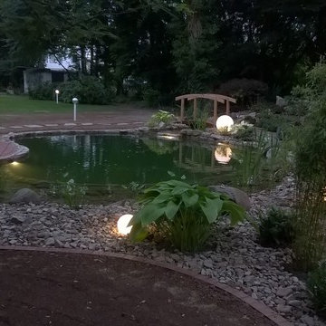 Gartenteich in der Abenddämmerung