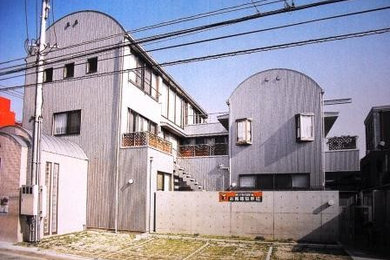 他の地域にあるモダンスタイルのおしゃれな家の外観の写真
