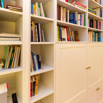 Bücherregal im klassischen Stil