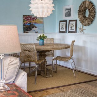 サンルイスオビスポのビーチスタイルのLDKの画像 (青い壁、無垢フローリング)