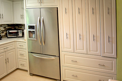 Kitchen - modern kitchen idea in Austin