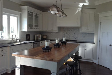 Kitchen - traditional kitchen idea in Richmond