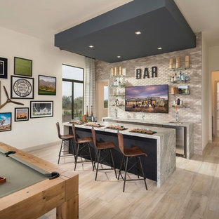 フェニックスのコンテンポラリースタイルのおしゃれなウェットバー (アンダーカウンターシンク、ベージュキッチンパネル、ベージュの床、グレーのキッチンカウンター) の写真